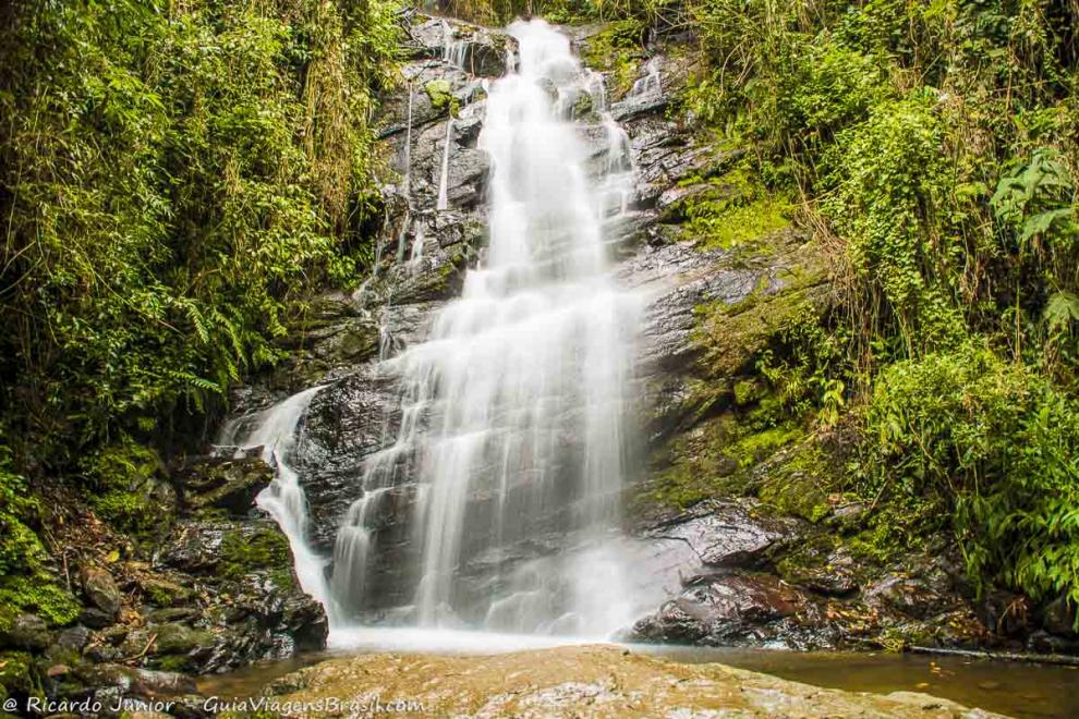 Imagem aproximada da queda d` água da Cachoeira Véu de Noiva em Visconde de Mauá.